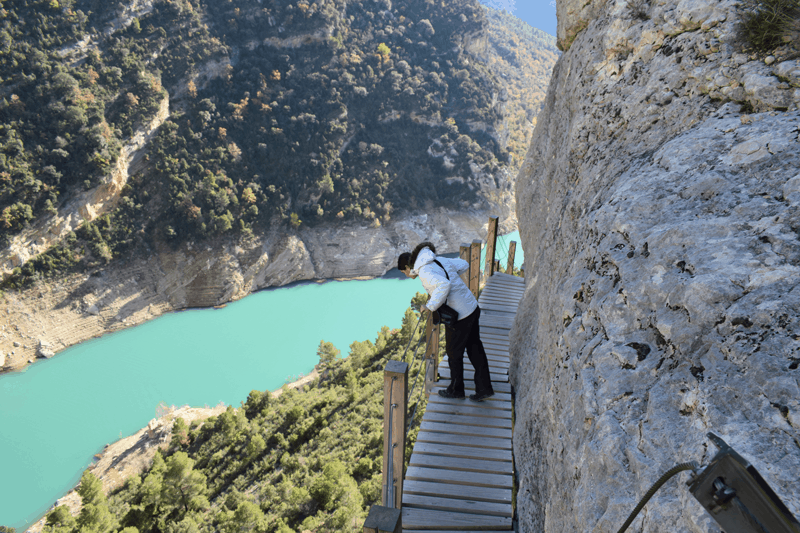 Escaleras ancladas en la roca