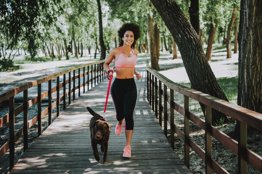 Chica que corre con su perro