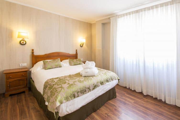 Habitacion con una cama de matrimonio del hotel