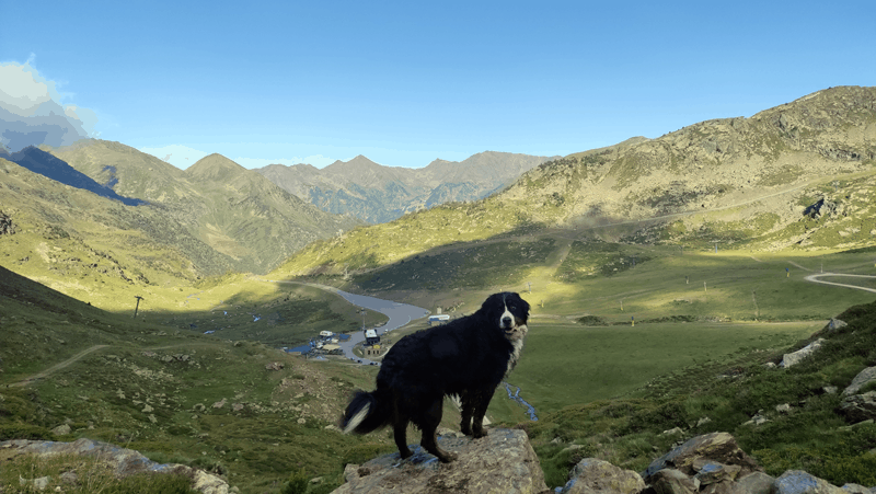Vistas a la estacion de esqui por el camino hacia el mirador