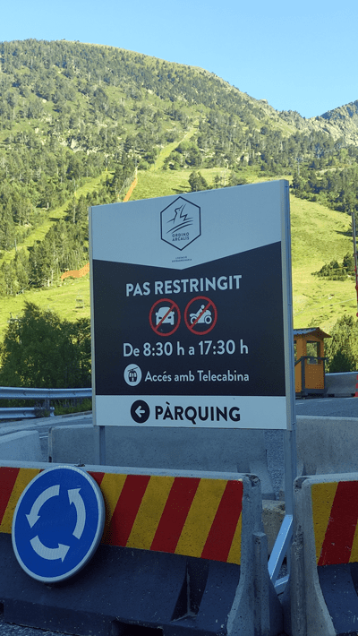 Cartel informativo con los horarios de acceso 