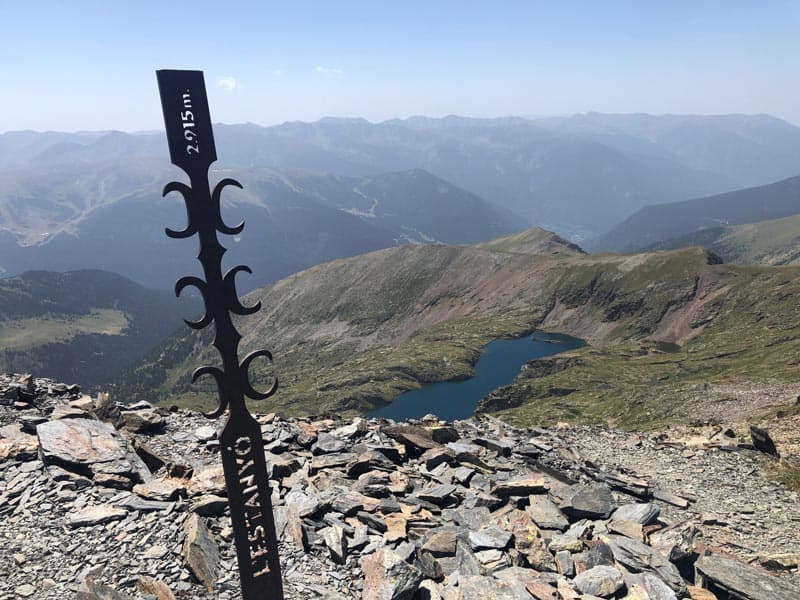 Cima del pic de estanyo con el lago a sus pies