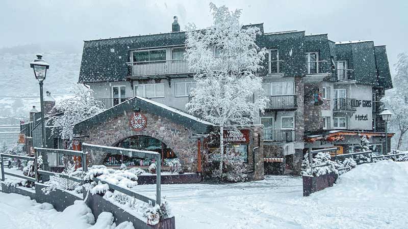 Fachada del hotel llop gris nevada