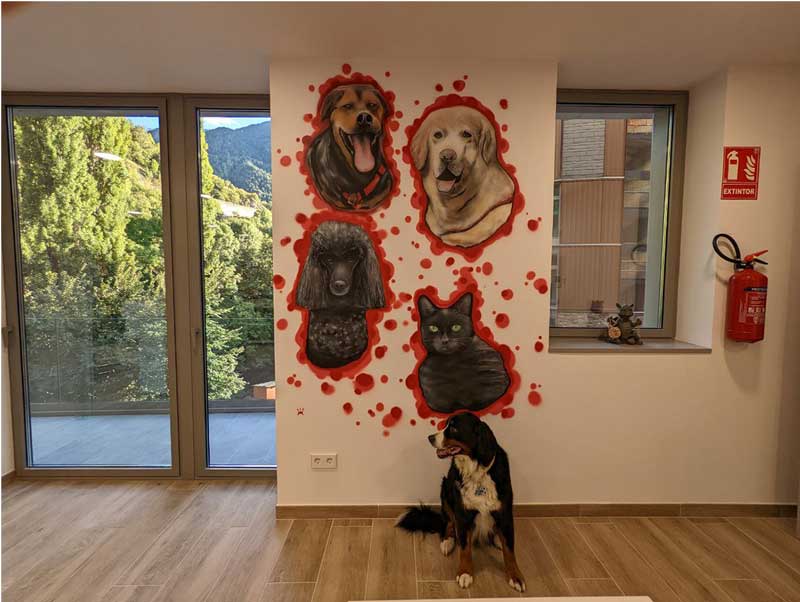 Perro posando delante del mural de la tienda