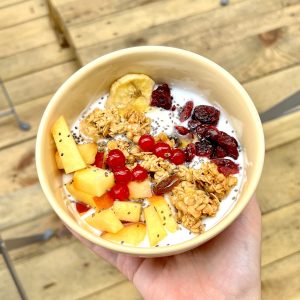 bol de yogurt y frutas